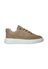 Tan suède sneaker met een gestructureerde bovenkant, witte rubberen zool en ronde neus. Voorzien van veters en een kleine hieltab voor gemakkelijk aan- en uittrekken.