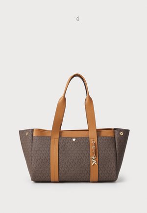 Sac cabas monogramme marron avec poignées et bordure en cuir fauve, avec un charm logo MK doré suspendu à une poignée.