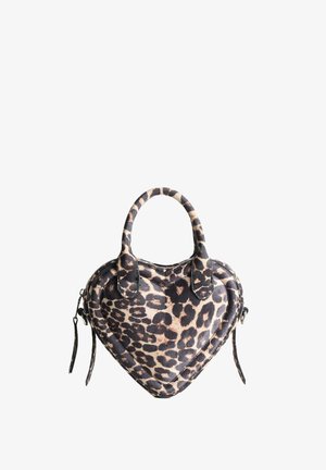 Handtasche in Herzform mit Leopardenmuster, weichem Textil, zwei Griffen und einem Reißverschluss mit schwarzen Akzenten.