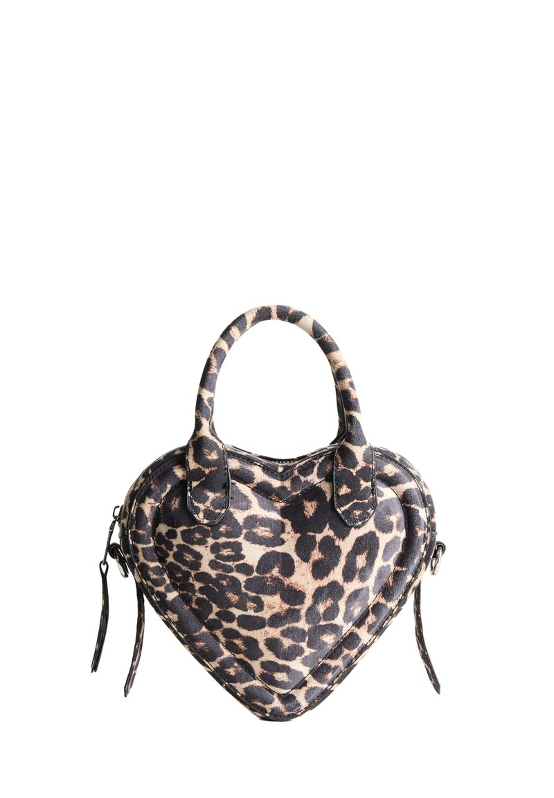 Torba u obliku srca s leopard uzorkom, koja ima mekanu teksturu, dva držača i zatvaranje na zip s crnim akcentima.
