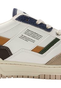 Weißer Sneaker mit mehrfarbigen Akzenten in Grün, Braun und Orange. Strukturiertes Leder und Wildledermaterialien mit einer Gummisohle.