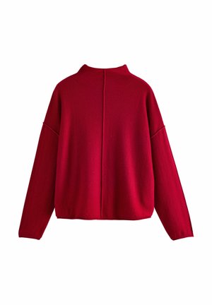 Roter Wollpullover mit hohem Kragen, oversized Passform, lässig fallenden Schultern und einer Längsnaht, die vertikal auf dem Rücken verläuft.