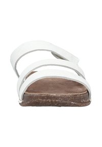 Witte leren sandalen met drie brede banden en een bruine gestructureerde voetbed. Platte zool met een minimalistisch ontwerp en zonder extra versieringen.