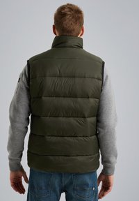 Herren ärmellose gepolsterte Weste in Dunkelgrün mit horizontalen Steppungen, hohem Kragen und kontrastierenden grauen Sweatshirtärmeln.