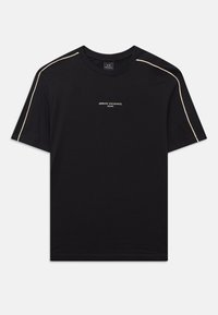 Svart bomulls t-skjorte med korte ermer, rund hals, beige detaljer på skuldrene, og ARMANI EXCHANGE-logoen i midten.