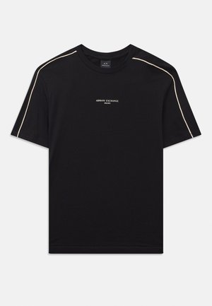 Sort bomulds t-shirt med korte ærmer, rund hals, beige kontrastsyninger på skuldrene og ARMANI EXCHANGE-logoen i midten.