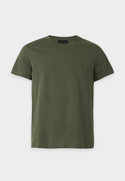 T-shirt vert olive uni à manches courtes et col rond avec un petit logo brodé sur la poitrine gauche.