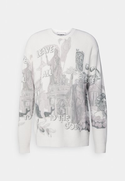 Weißer Strickpullover mit grauen grafischen Druckmotiven klassischer Figuren und dem Text "LASS ALLES DEN GÖTTEN." Rippstrickbündchen und -saum.