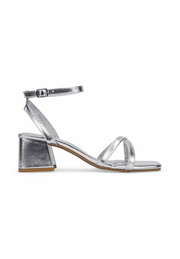 CON HEBILLA - Riemensandalette - plata