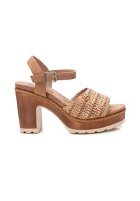Sandal de tacón bloque marrón con tira de paja trenzada, tira de ante en el tobillo y hebilla de metal. Plantilla acolchada con una suela de plataforma resistente.