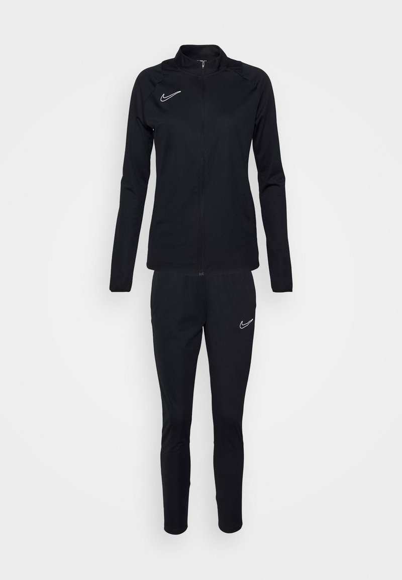 Czarny dres Nike z zamkiem błyskawicznym i tapered (zwężany) fason spodni. Posiada dopasowany krój, gładką fakturę oraz białe akcenty logo.
