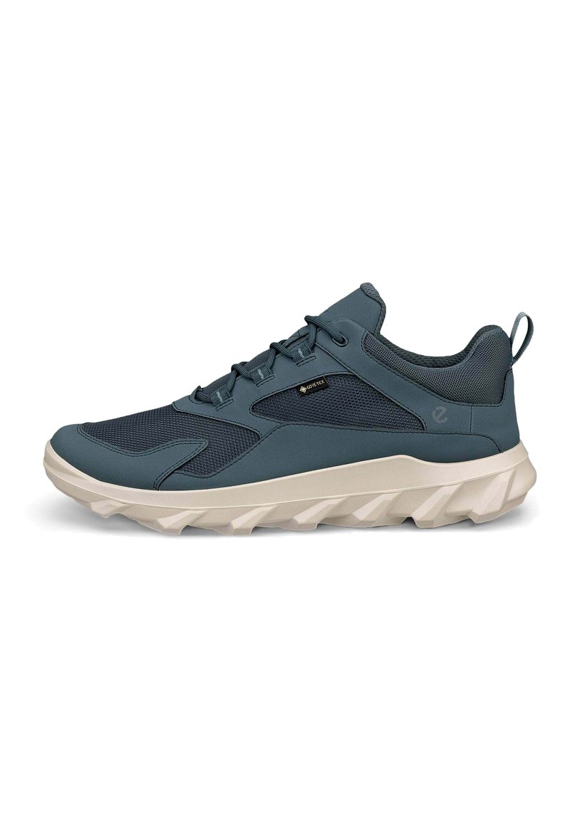 Sportschuhe mit einem dunkelblauen Obermaterial, Einsätzen aus Netzstoff, grauen Akzenten und einer strukturierten beigen Sohle, die für Traktion ausgelegt ist.