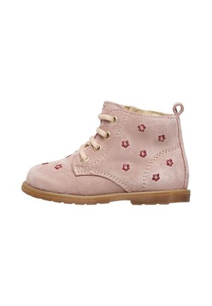 Stivaletti alla caviglia in suede rosa chiaro con ricami floreali, punta rotonda e suola beige. Dotati di occhielli e lacci per la chiusura.