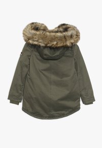 Oliwkowa zimowa parka z kapturem wykończonym futrem, długimi rękawami i lekko zaokrąglonym dołem, pokazana z tyłu.