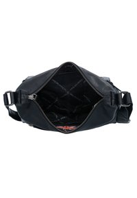 Borsa in pelle nera con zip superiore, che mostra un ampio interno foderato con tessuto a motivi. Zip in metallo e tracolla regolabile visibili.