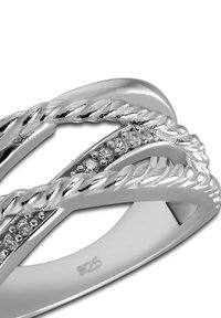 Bague en argent sterling avec un design de bande torsadée et lisse, ornée de petites pierres transparentes pour plus de détails. Marquée "925" à l'intérieur.