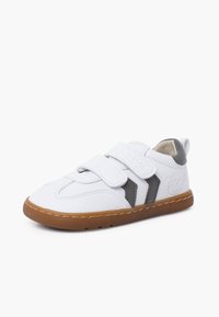 Sneaker bianca in pelle con suola in gomma marrone. Presenta due cinturini in velcro grigi, punta arrotondata e dettaglio a rilievo di una scimmia sul lato.