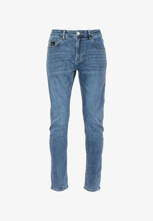 Svijetloplave traperice uskog kroja s prednjim zatvaranjem na dugme i dizajnom s pet džepova. Suptilno izbljeđivanje i detalj s brandom.