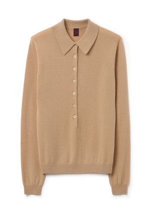 Suéter de punto beige con cuello de solapa, mangas largas y una tapeta de siete botones. Textura suave y puños y dobladillo acanalados.