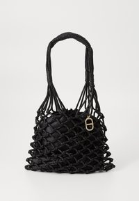 Sac à main noir en tissu tissé avec un design en maille, un intérieur lisse, des poignées tressées et un accent en matériel doré.