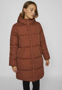 Manteau doudoune marron avec capuche, doté d'une fermeture éclair à l'avant, de poches latérales et de sections matelassées horizontales. Texture de tissu douce.