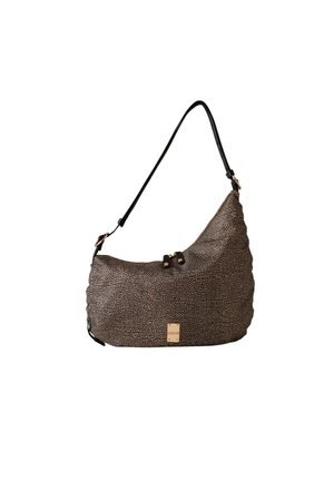 Brązowa, teksturowana torba na ramię w kształcie półksiężyca z czarnym, regulowanym paskiem i małą, kwadratową złotą tabliczką z logo z przodu.