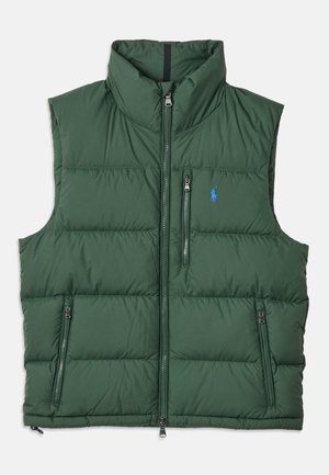 Zaļš mīksts bezpiedurkņu veste ar augstu apkakli, priekšējo rāvējslēdzēju, divām sānu rāvējslēdzēju kabatām un nelielu zilu izšūtu logotipu uz krūts.