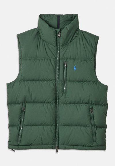 Chaleco acolchado verde sin mangas con cuello alto, cierre frontal, dos bolsillos laterales con cremallera y pequeño logo azul bordado en el pecho.