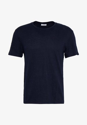 Marineblauwe T-shirt met korte mouwen en een ronde halslijn, gemaakt van zachte, lichte stof; heeft een subtiele textuurafwerking.