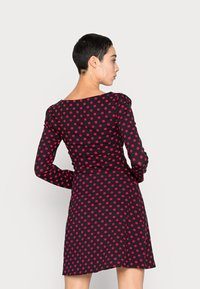 Even&Odd Vestido de malha - black/red