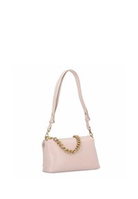 Roze leren handtas met een rechthoekige vorm, voorzien van een gouden kettingaccent en verstelbare riem. Gladde textuur en minimalistisch ontwerp.