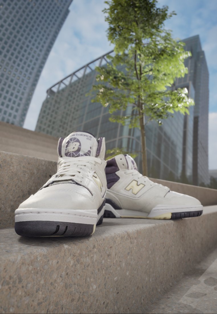 Białe i fioletowe sneakersy New Balance z skórzanym wierzchem, okrągłym noskiem, grubą czarną podeszwą i wyszywanym logo na języku.