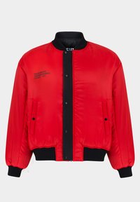 Czerwona kurtka bombka o gładkim wykończeniu, czarnym prążkowanym kołnierzu i mankietach, zatrzaskami oraz haftowanymi detalami z logo z przodu.