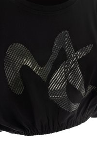T-shirt noir avec un imprimé graphique texturé brillant en rayures alternées. Ourlet inférieur élastiqué pour un effet froncé.
