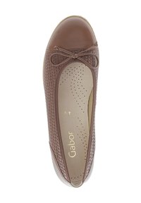 Braune Ballerinas für Damen mit gewebter Textur, Schleifendetail vorne und perforiertem, gepolstertem Fußbett mit der Größe 4½, Marke Gabor.
