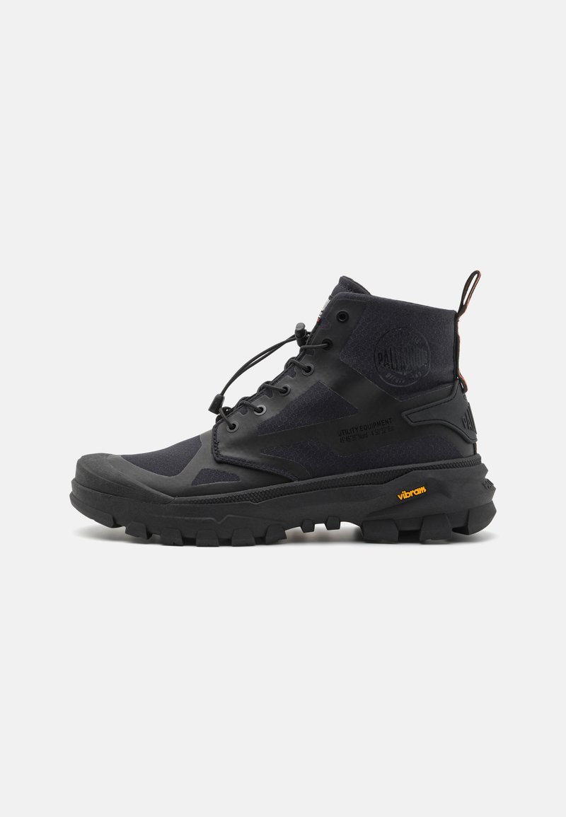 Černá turistická bota s texturovaným svrškem, gumovou špičkou a podešví Vibram. Disponuje šněrovacím systémem a poutkem pro snadné obouvání.