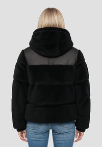 Czarna kurtka puchowa z imitacji futra z kapturem, z gładkim górnym panelem z czarnego nylonu, elastycznymi ściągaczami na rękawach i luźnym krojem.