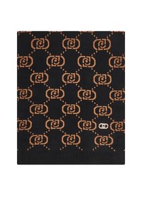 Sciarpa lavorata a maglia con sfondo nero che presenta un motivo geometrico marrone ripetitivo e un piccolo logo dorato in basso a destra.