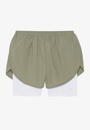 Kaki løpeshorts med elastisk midjebånd, lagd over hvite sykkelshorts. Ytterlaget har en rund kant og myk tekstur.