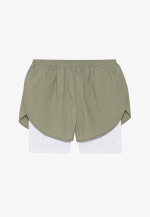 Khaki běžecké šortky s elastickým pasem, navlečené přes bílé cyklistické kraťasy. Vnější vrstva má zaoblený lem a měkkou texturu.