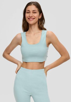 Crop top rayé bleu clair avec de larges bretelles et un décolleté carré, associé à un pantalon taille haute assorti, affichant une texture lisse.