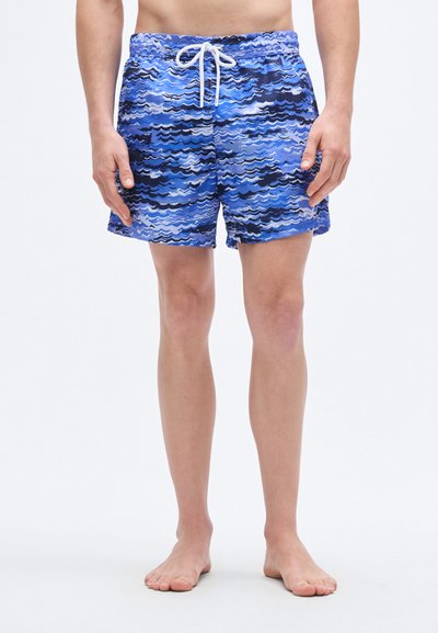 Shorts de bain à motifs bleus avec un design de vagues en différentes nuances de bleu et de noir, taille élastique et fermeture à cordon.