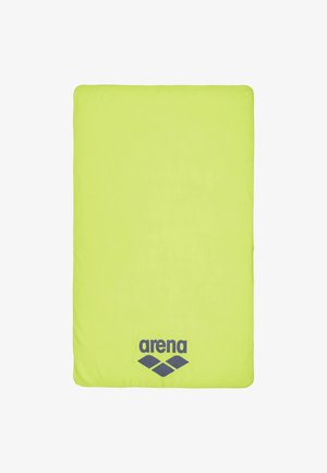 Heldere geel-groene rechthoekige handdoek met afgeronde hoeken en een donkerblauw "arena"-logo aan één uiteinde op een witte achtergrond.