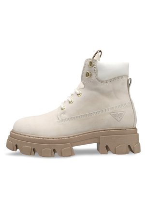 Stivaletto in suede beige con suola in gomma spessa e scolpita, occhielli in metallo e punta arrotondata. Collo imbottito bianco e logo sul lato.