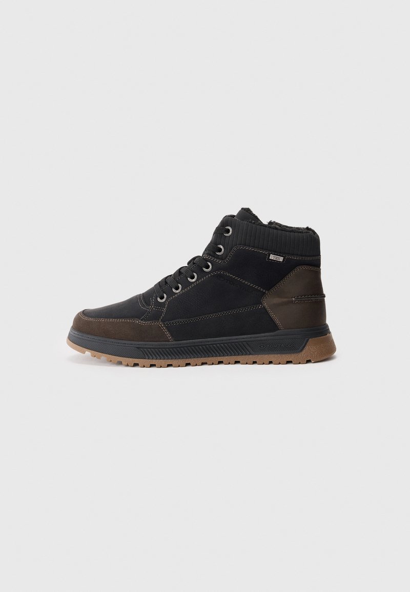 Zapatillas altas para hombre en negro y marrón. Fabricadas con cuero y materiales sintéticos, cuentan con un cuello texturizado, cordones y suela de goma.