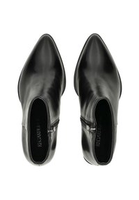 Botas de cuero negro hasta el tobillo con punta afilada, cremalleras laterales y una textura suave. Presentan un diseño elegante y acentos de hardware minimalistas.
