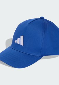 Gorra de béisbol azul hecha de tela lisa con visera curva. Presenta un logo de tres rayas blancas en la parte frontal. Corona redondeada con un botón en la parte superior.