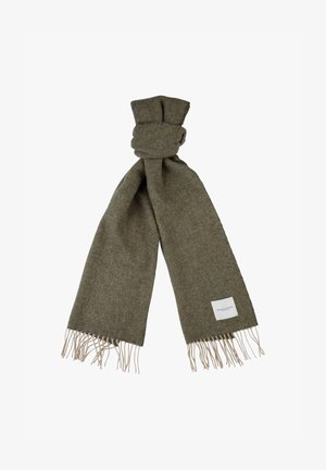 Sciarpa verde oliva realizzata in un materiale morbido e testurizzato, con estremità frangiate e una piccola etichetta di marca. Forma rettangolare con un design annodato.