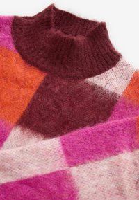 Kolorowy sweter dzianinowy z wysokim, prążkowanym kołnierzem. Posiada geometryczny wzór w odcieniach różu, pomarańczy i burgundu, z miękką teksturą.