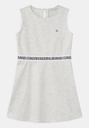 Robe sans manches gris clair avec col rond, taille ajustée avec une bande imprimée "Calvin Klein Jeans" et petit logo "cK" sur la poitrine.